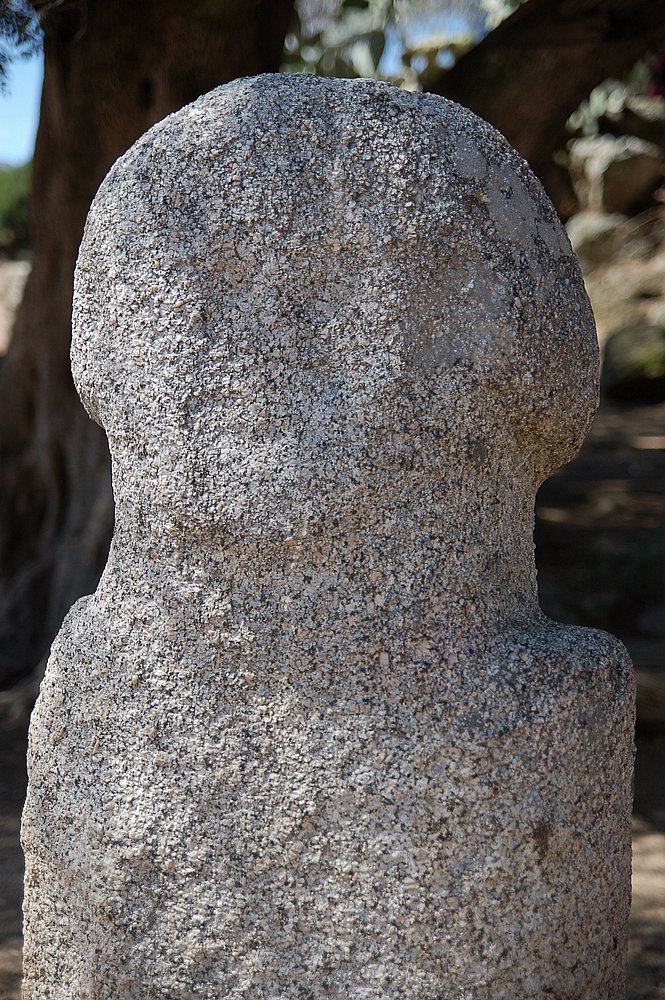Filitosa, verwitterte Menhirstatue (Filitosa I).JPG